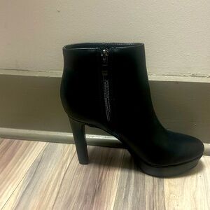 Nine West Glowup Booties in size 6. Never Worn.